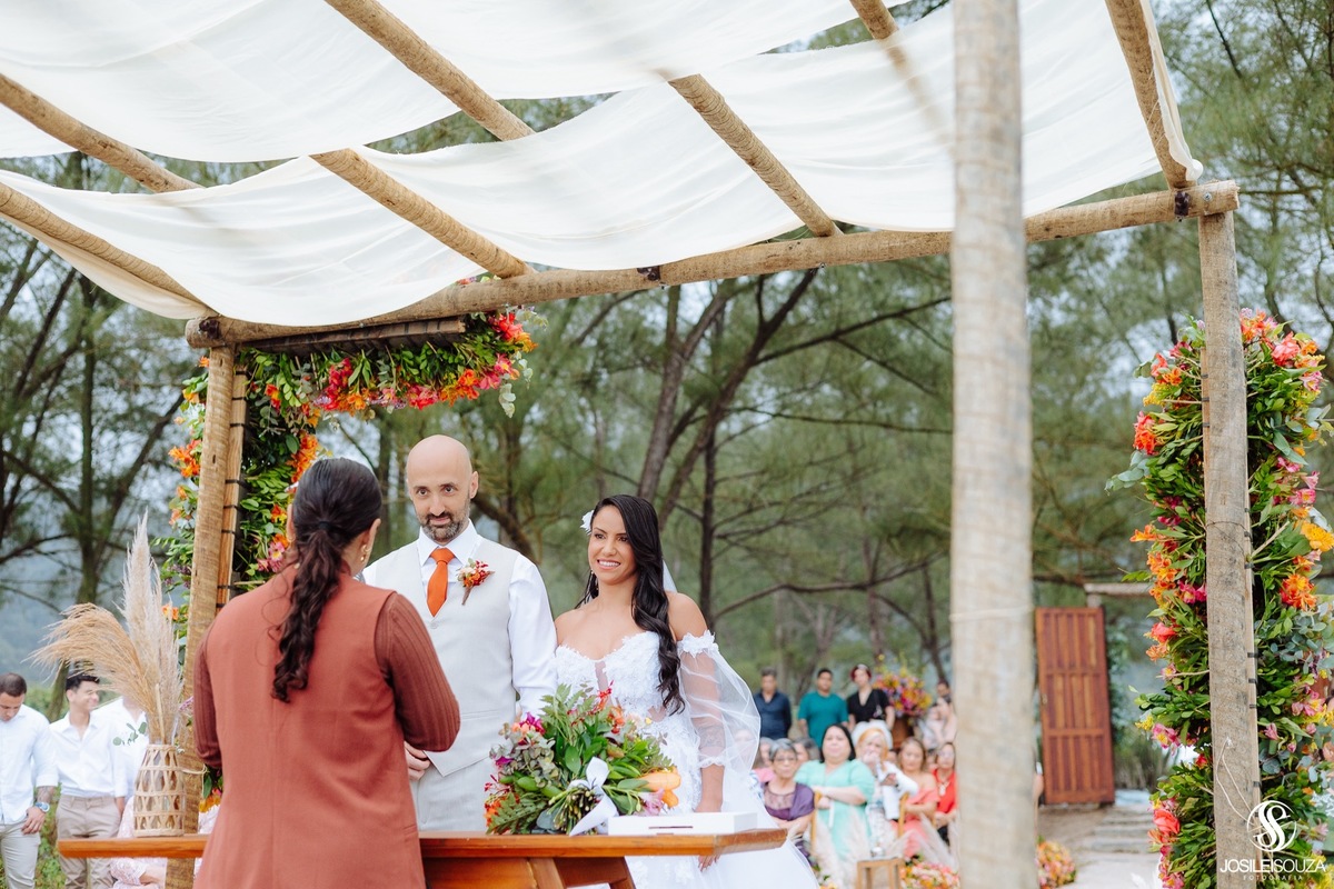 Casamento de dia na praia da Barra