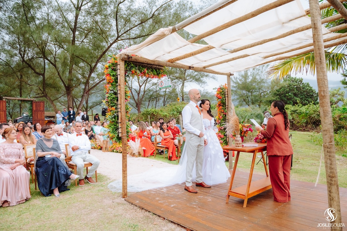 Casamento de dia na praia da Barra