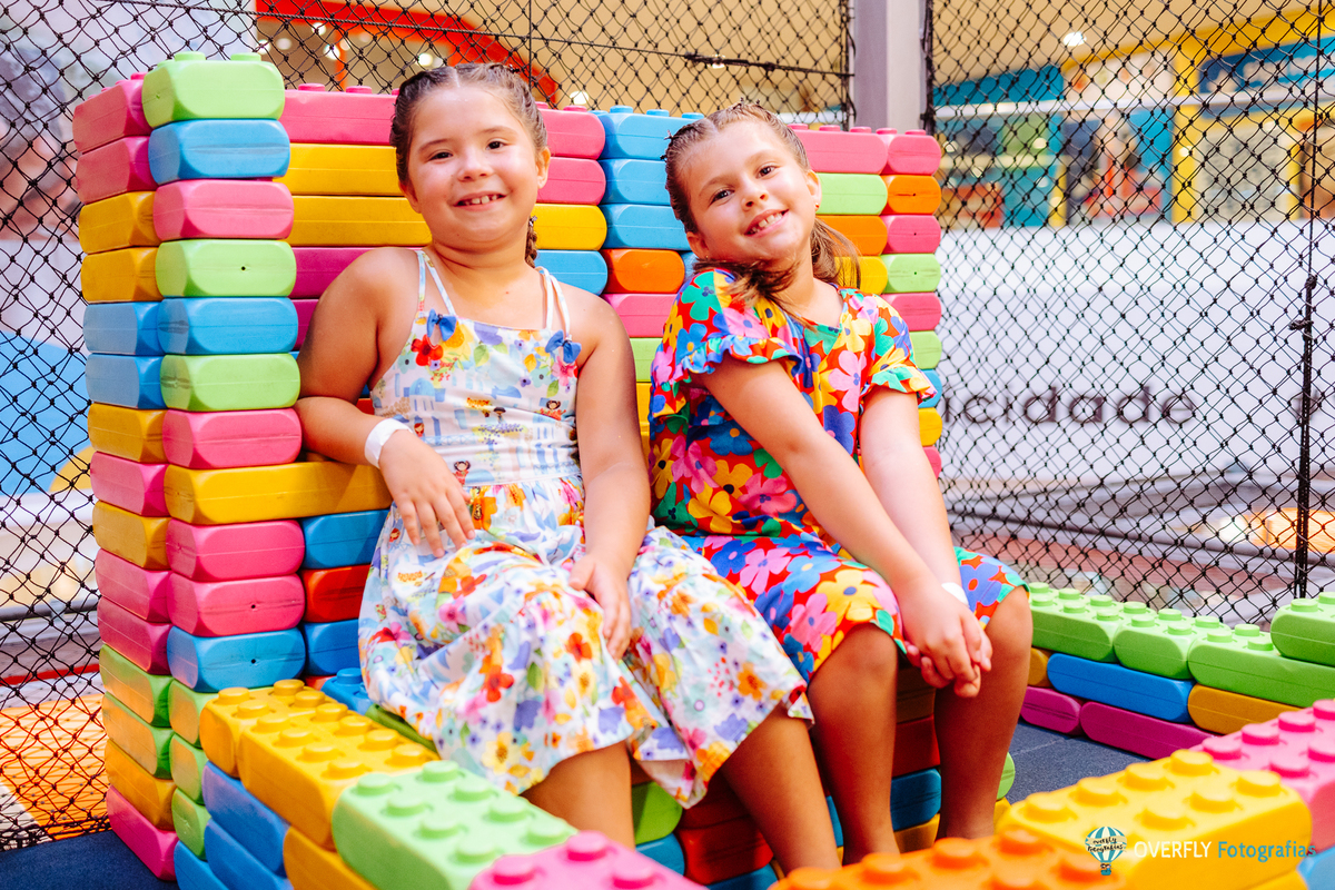 fotógrafo com álbum festa infantil