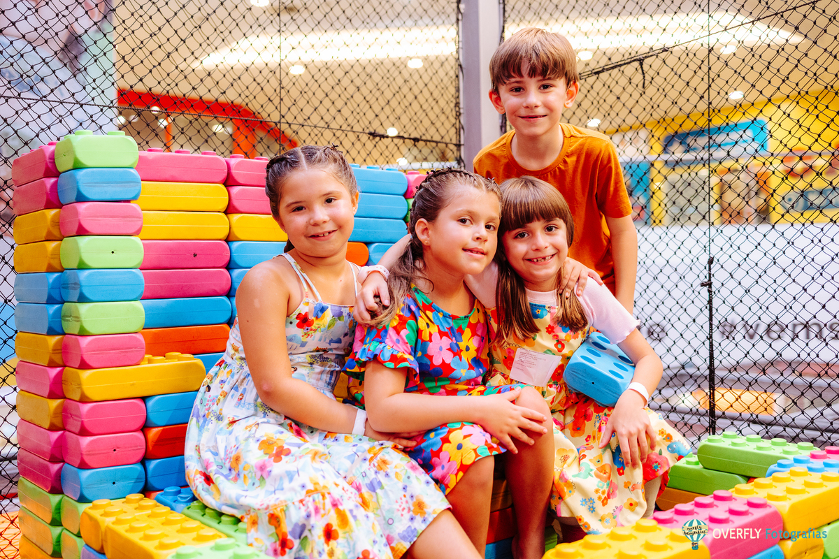 fotógrafo com álbum festa infantil