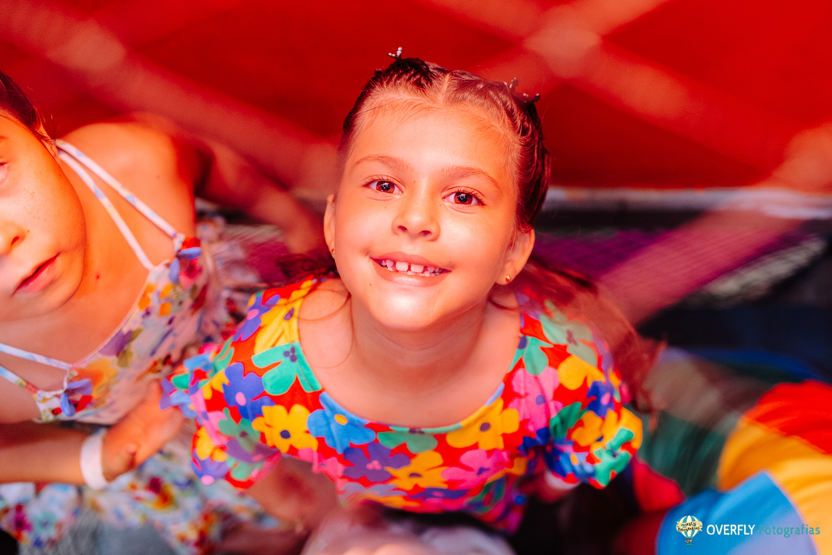 fotógrafo com álbum festa infantil