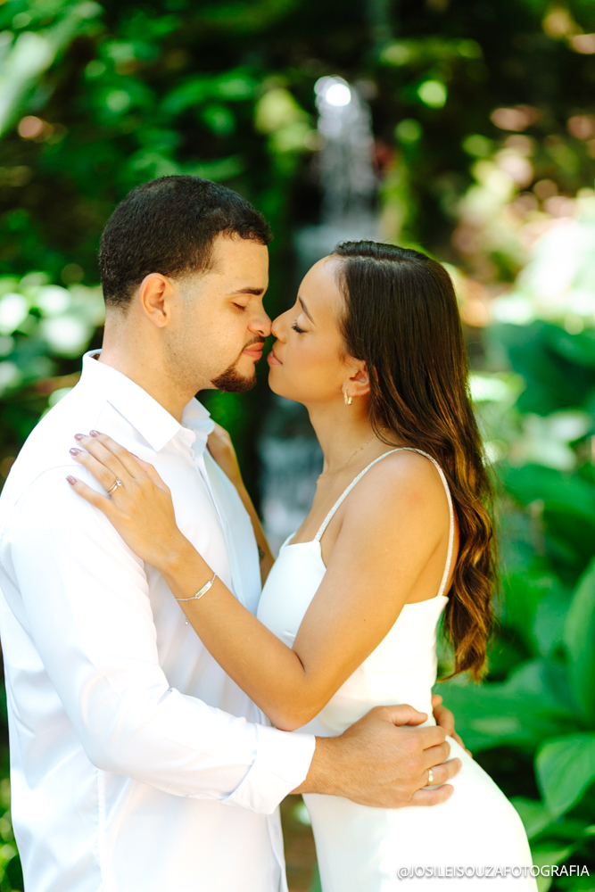 Fotos de casal em um dos cenários mais bonitos do Rio de Janeiro, com luz natural e conexão verdadeira.