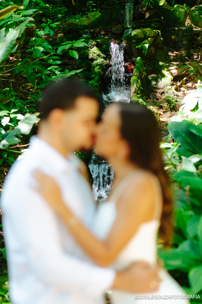 Fotos de casal em um dos cenários mais bonitos do Rio de Janeiro, com luz natural e conexão verdadeira.