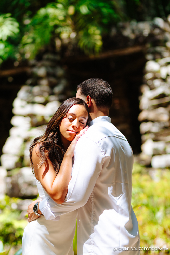 Fotos de casal em um dos cenários mais bonitos do Rio de Janeiro, com luz natural e conexão verdadeira.