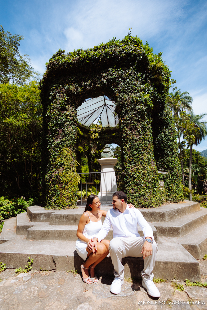 Fotos de casal em um dos cenários mais bonitos do Rio de Janeiro, com luz natural e conexão verdadeira.