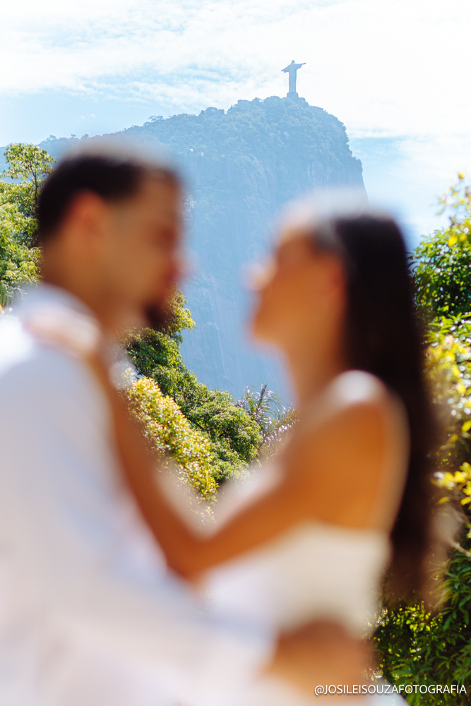 Fotos de casal em um dos cenários mais bonitos do Rio de Janeiro, com luz natural e conexão verdadeira.