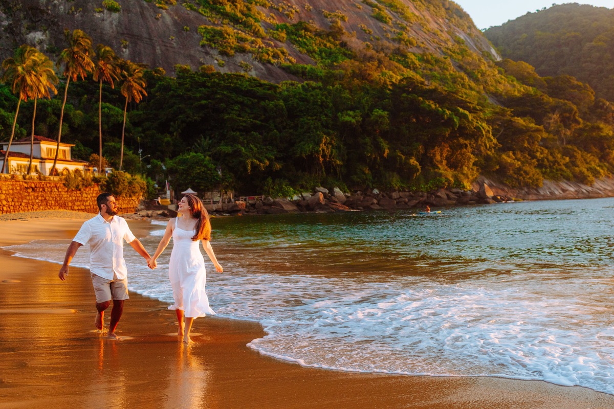Ensaio pré wedding de Andreia e Luís ao nascer do sol na Praia Vermelha, na Urca — luz perfeita e conexão real.