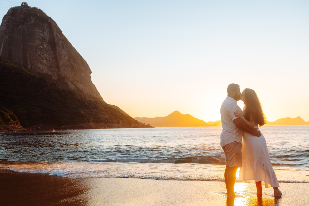Ensaio pré wedding de Andreia e Luís ao nascer do sol na Praia Vermelha, na Urca — luz perfeita e conexão real.