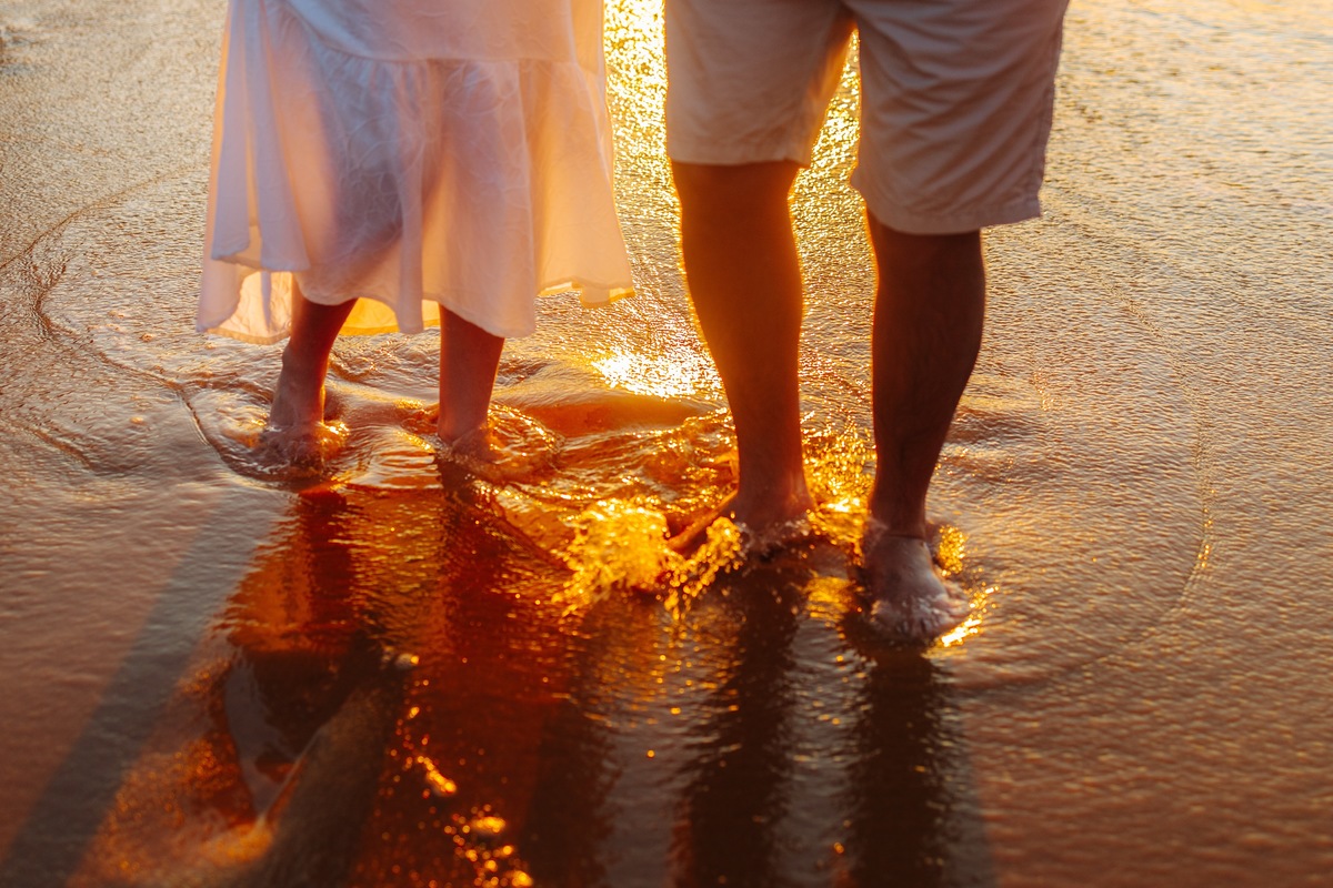 Foto romântica de pré wedding na Praia Vermelha com luz dourada do amanhecer