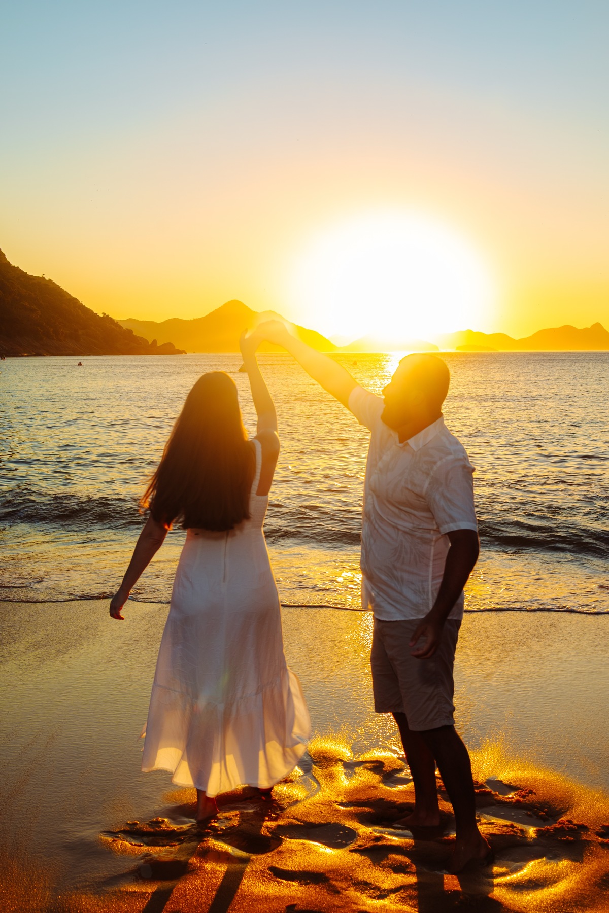 Ensaio pré wedding de Andreia e Luís ao nascer do sol na Praia Vermelha, na Urca — luz perfeita e conexão real.