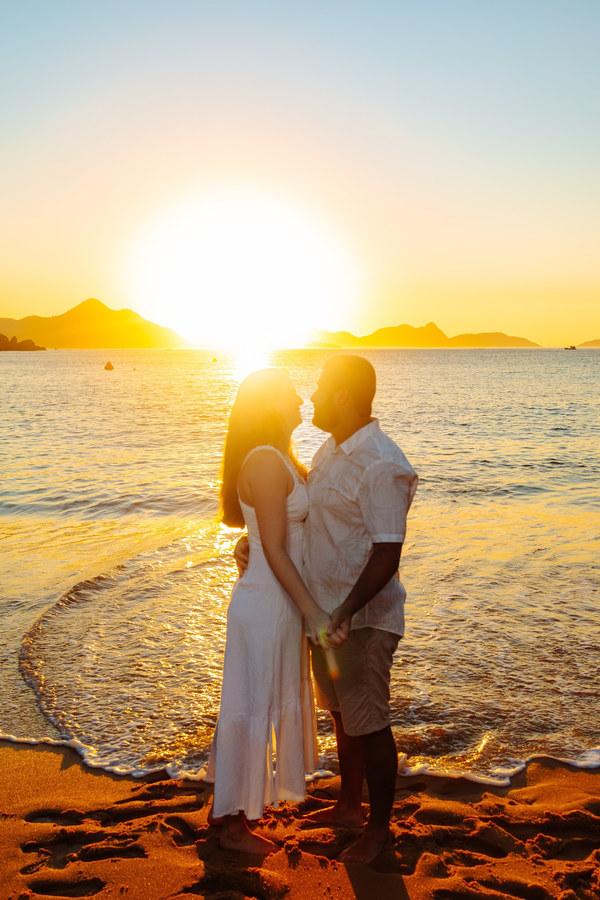 Foto romântica de pré wedding na Praia Vermelha com luz dourada do amanhecer