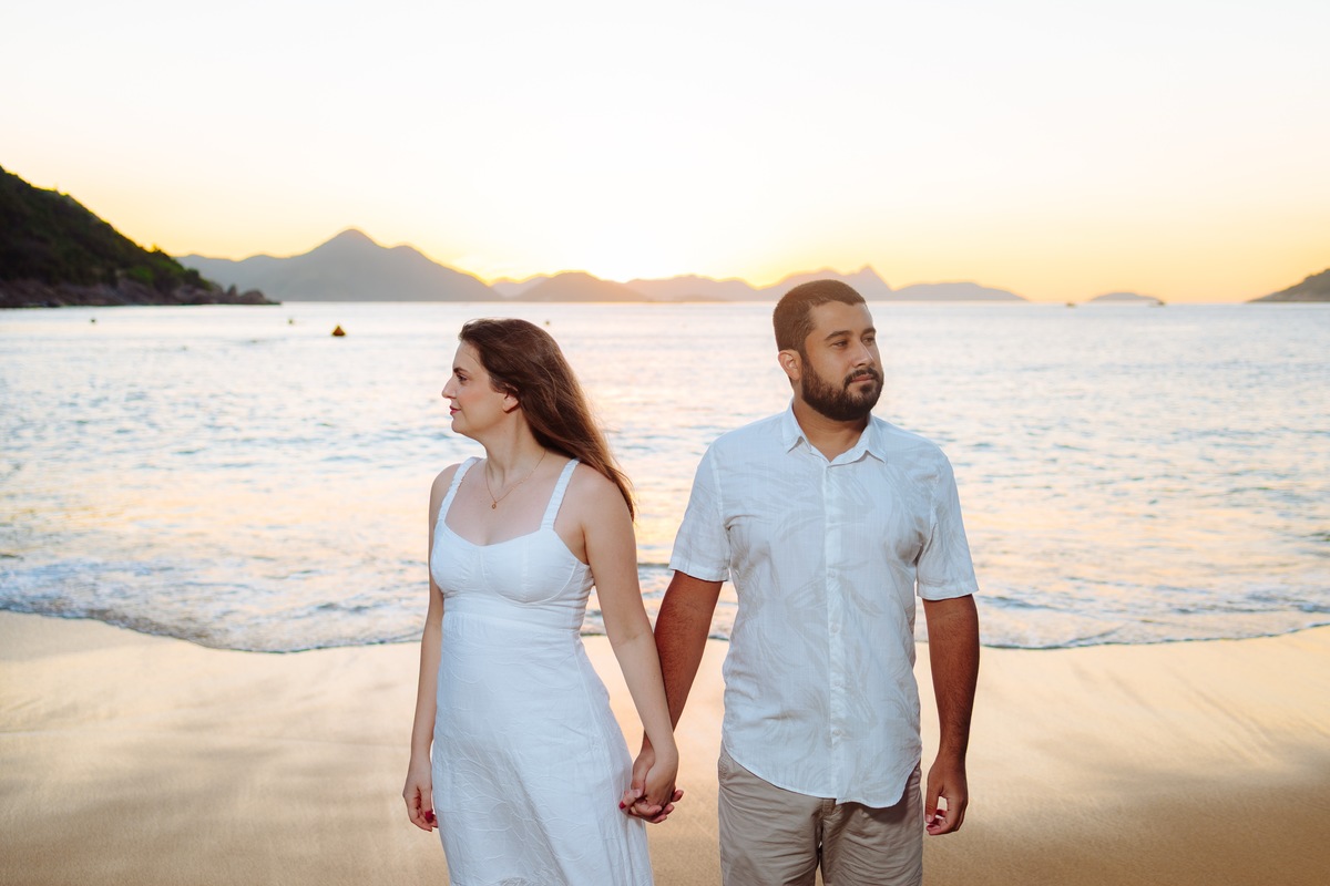 Ensaio pré wedding de Andreia e Luís ao nascer do sol na Praia Vermelha, na Urca — luz perfeita e conexão real.