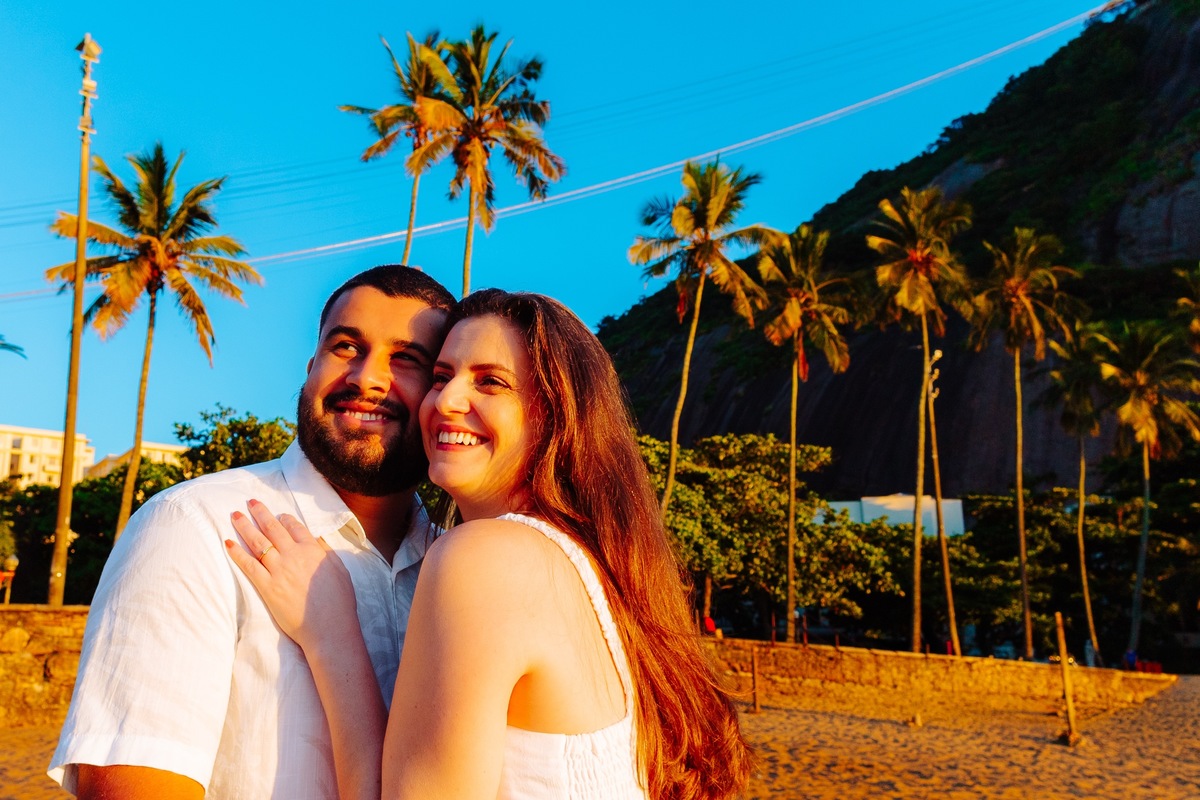 Ensaio pré wedding de Andreia e Luís ao nascer do sol na Praia Vermelha, na Urca — luz perfeita e conexão real.