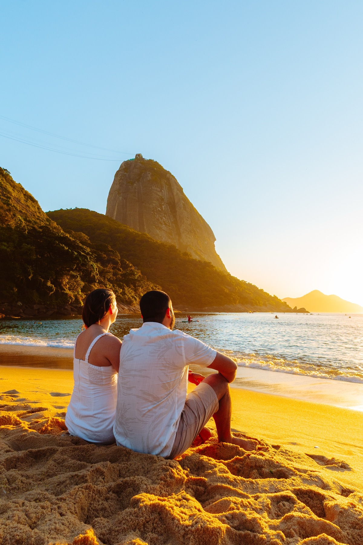Foto romântica de pré wedding na Praia Vermelha com luz dourada do amanhecer