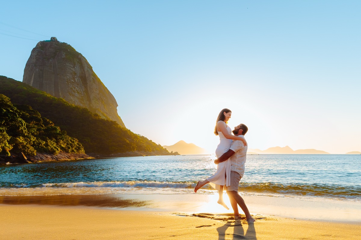 Foto romântica de pré wedding na Praia Vermelha com luz dourada do amanhecer