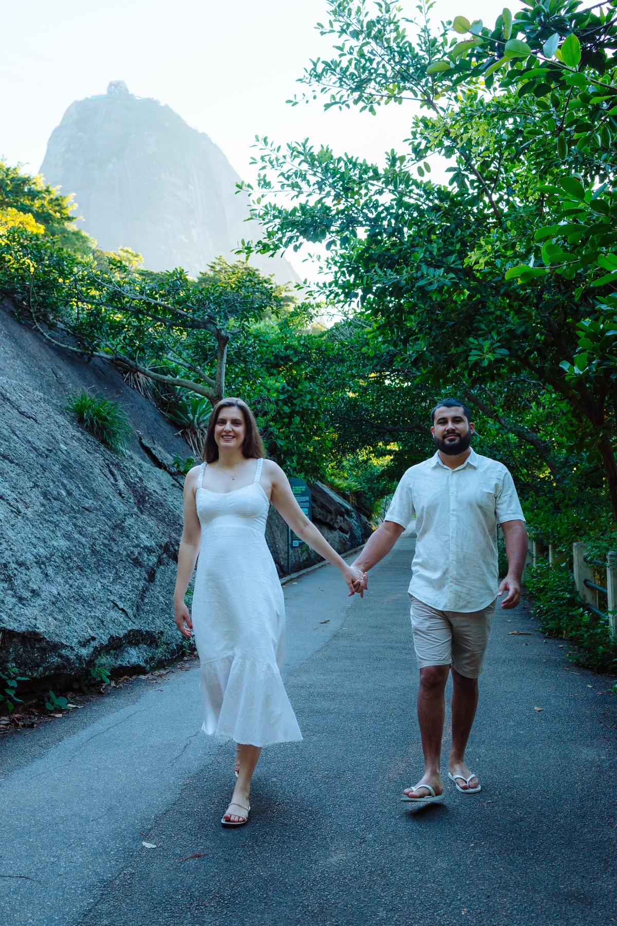 Fotógrafo no Rio de Janeiro para ensaio de casal ao ar livre — Andreia e Luís na Urca ao amanhecer.