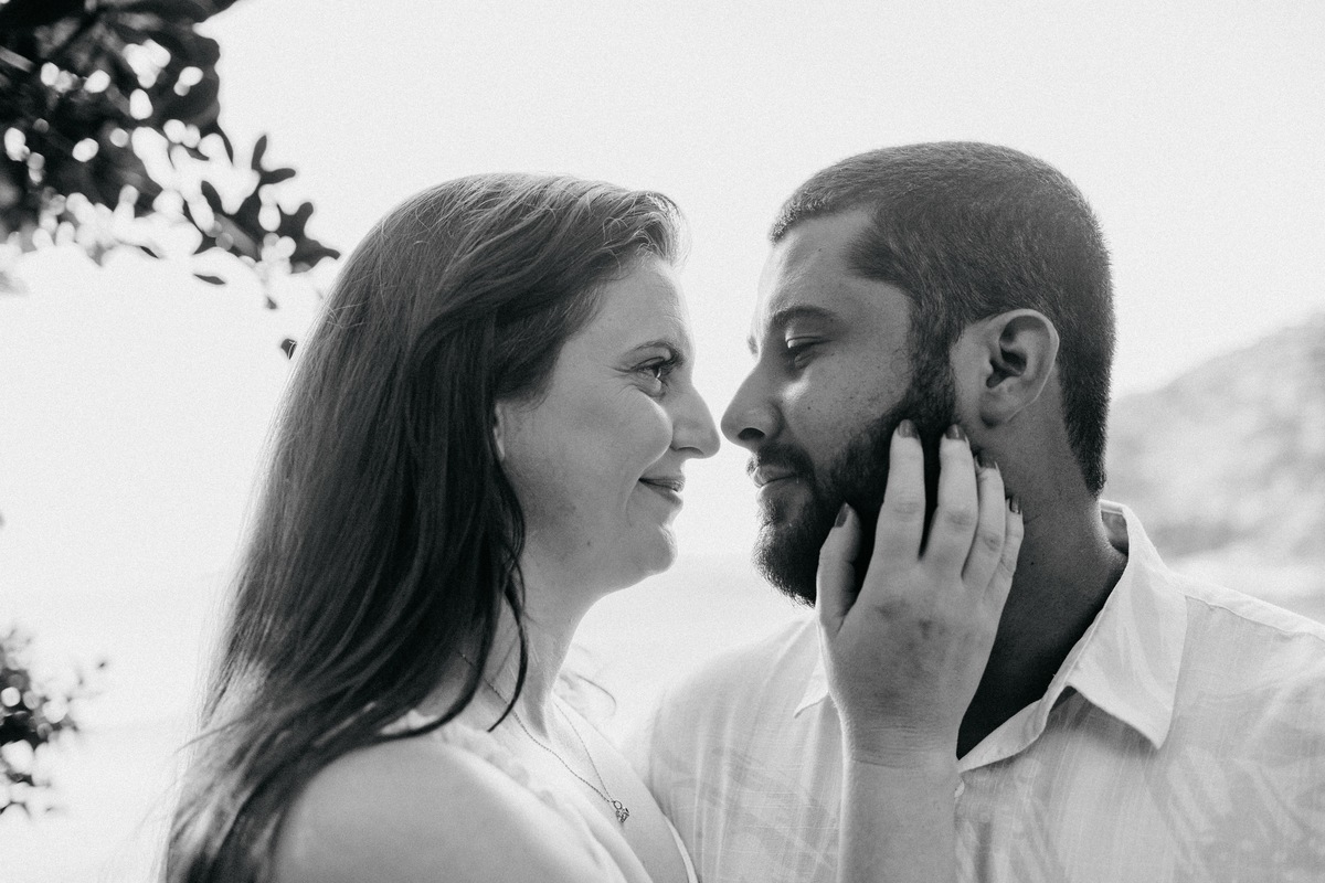 Fotógrafo no Rio de Janeiro para ensaio de casal ao ar livre — Andreia e Luís na Urca ao amanhecer.
