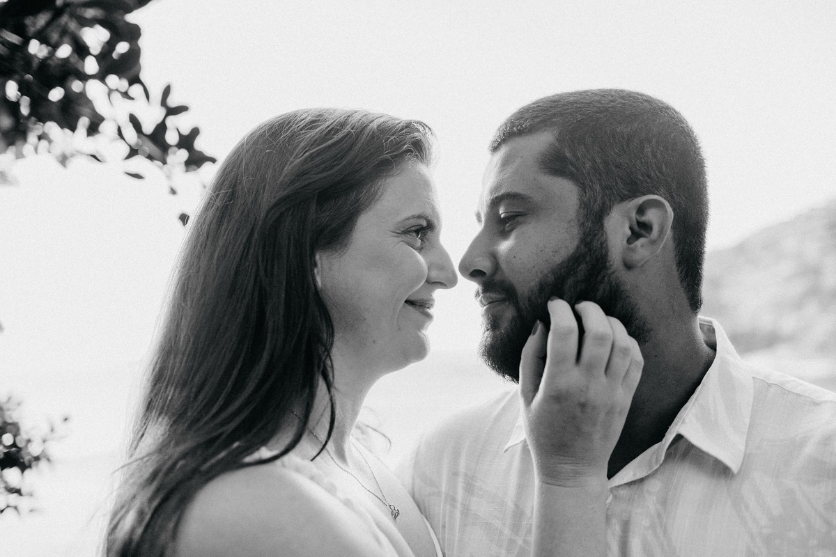 Pré wedding no Rio de Janeiro com fotógrafo profissional — ensaio ao nascer do sol na Praia Vermelha.