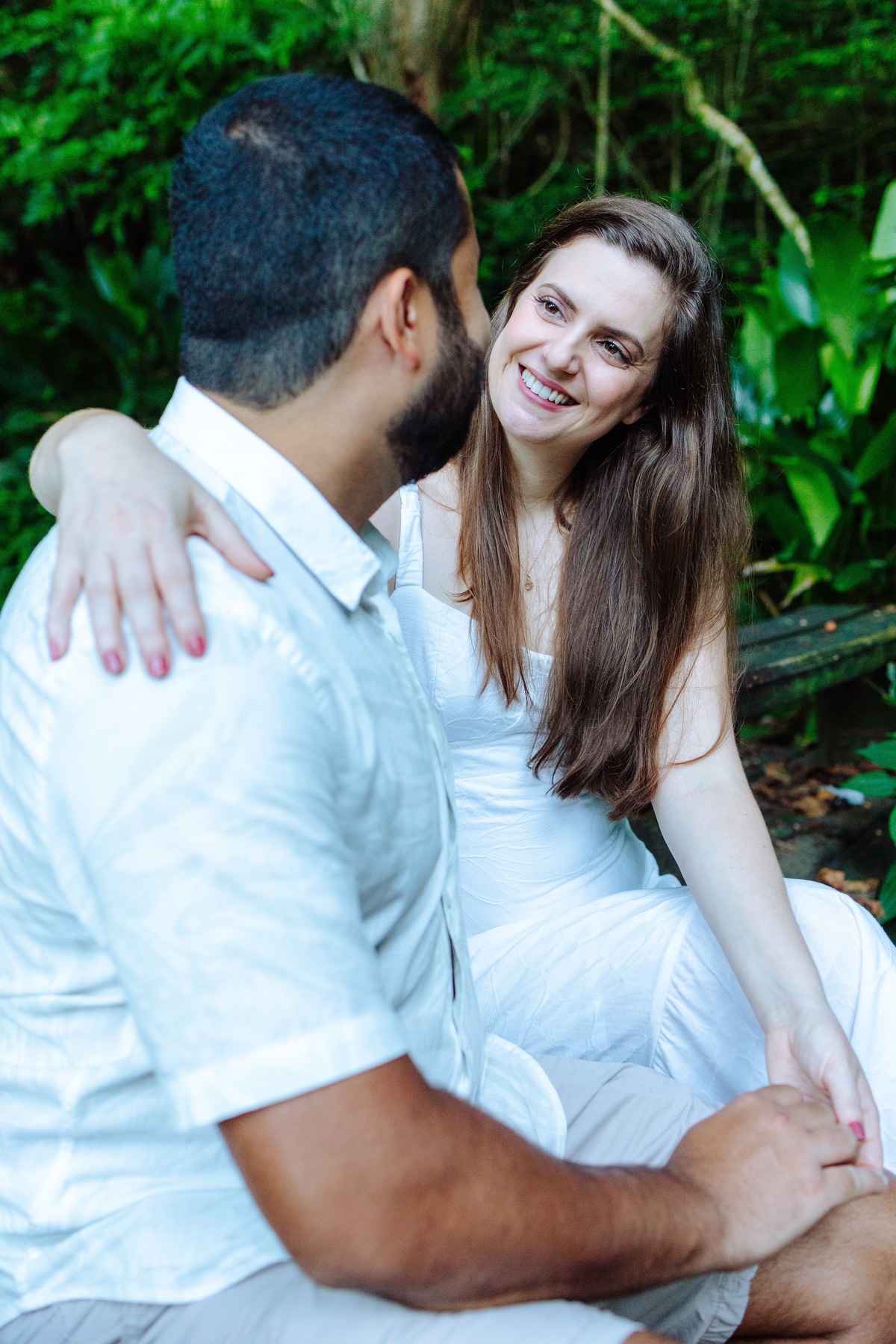 Fotografia de casal no Rio de Janeiro com luz natural — ensaio pré wedding na Praia Vermelha ao amanhecer.