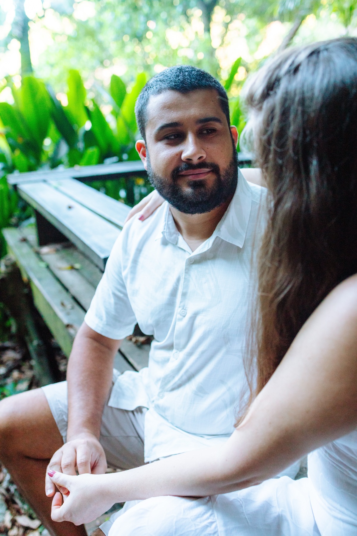 Fotografia de casal no Rio de Janeiro com luz natural — ensaio pré wedding na Praia Vermelha ao amanhecer.