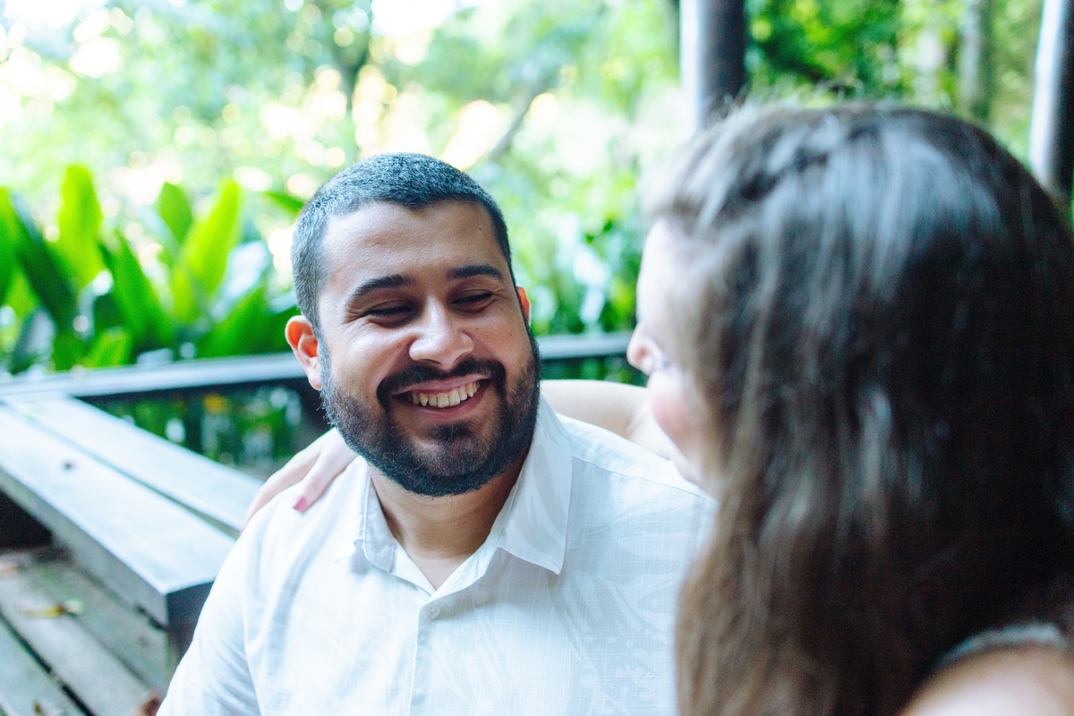 Ensaio romântico no Rio de Janeiro com fotógrafo de casais — momentos leves e espontâneos na Urca.