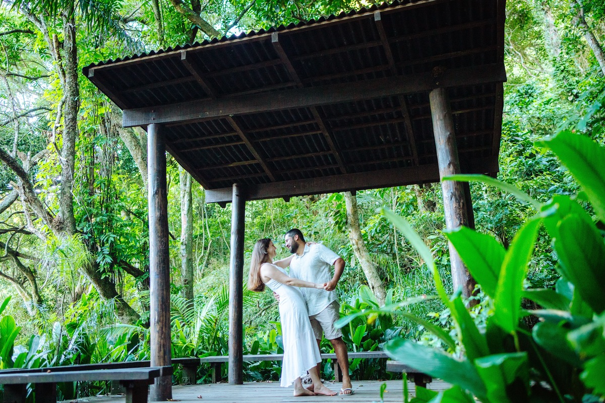 Ensaio romântico no Rio de Janeiro com fotógrafo de casais — momentos leves e espontâneos na Urca.