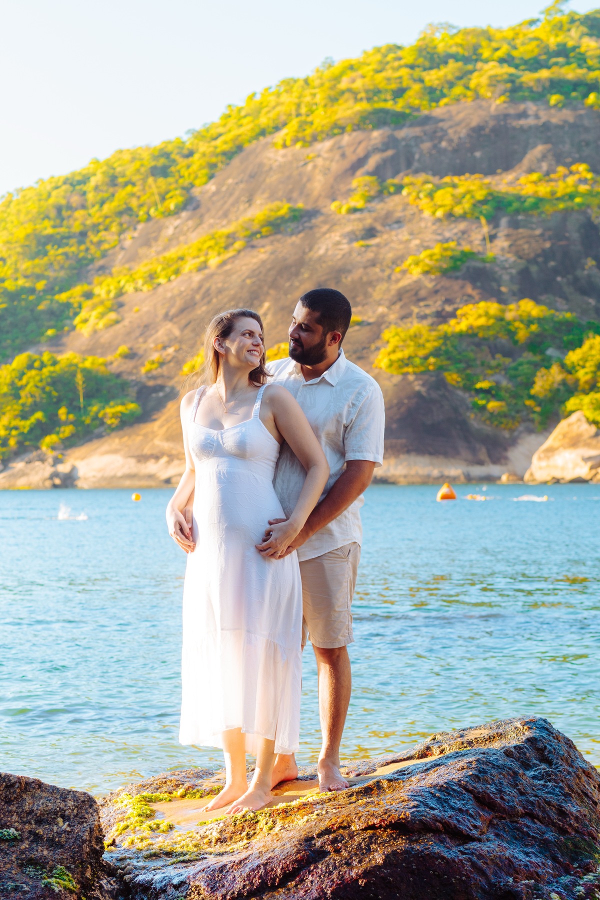 Fotografia de casal no Rio de Janeiro com luz natural — ensaio pré wedding na Praia Vermelha ao amanhecer.