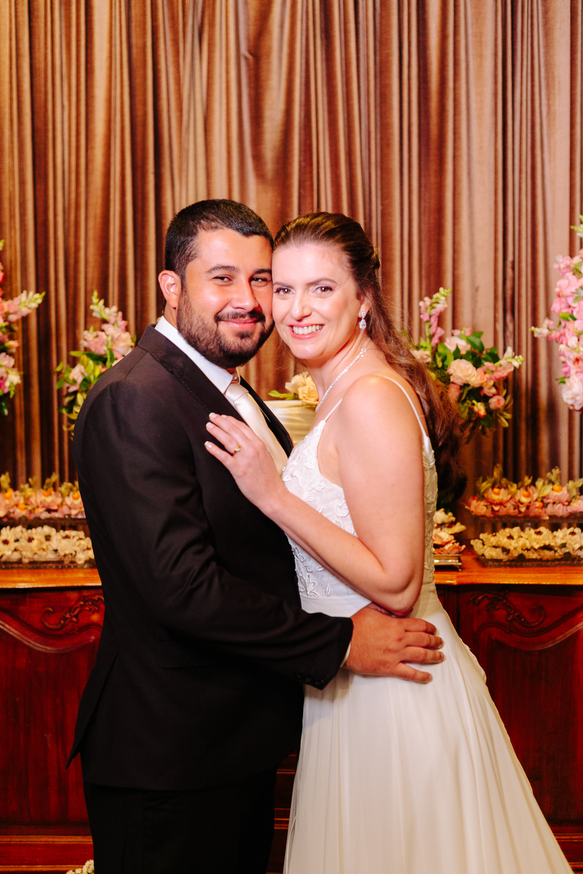 noivos felizes casamento romântico