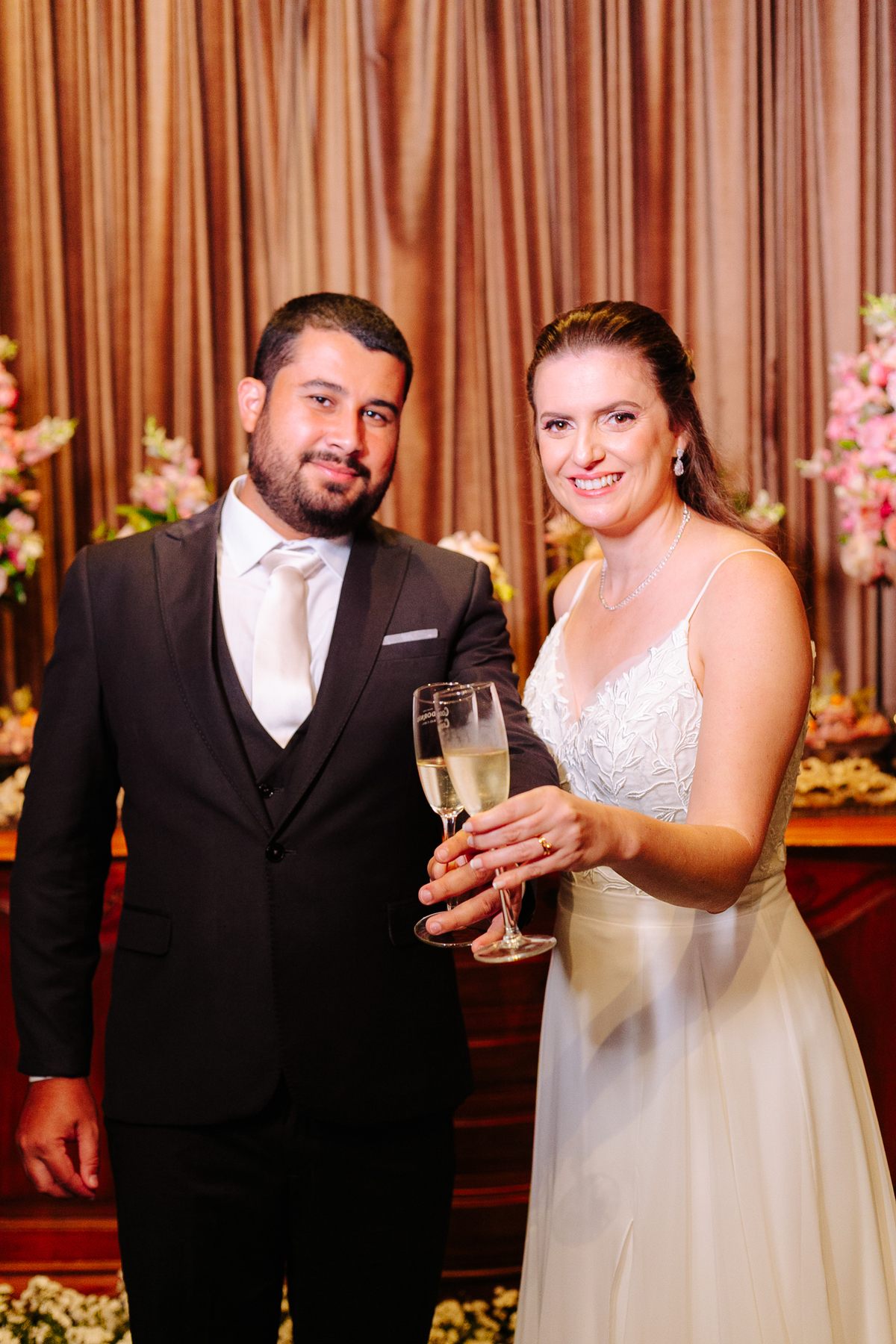 noivos felizes casamento romântico