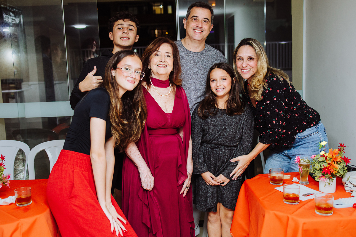 fotógrafo profissional especializado em aniversários e eventos familiares.