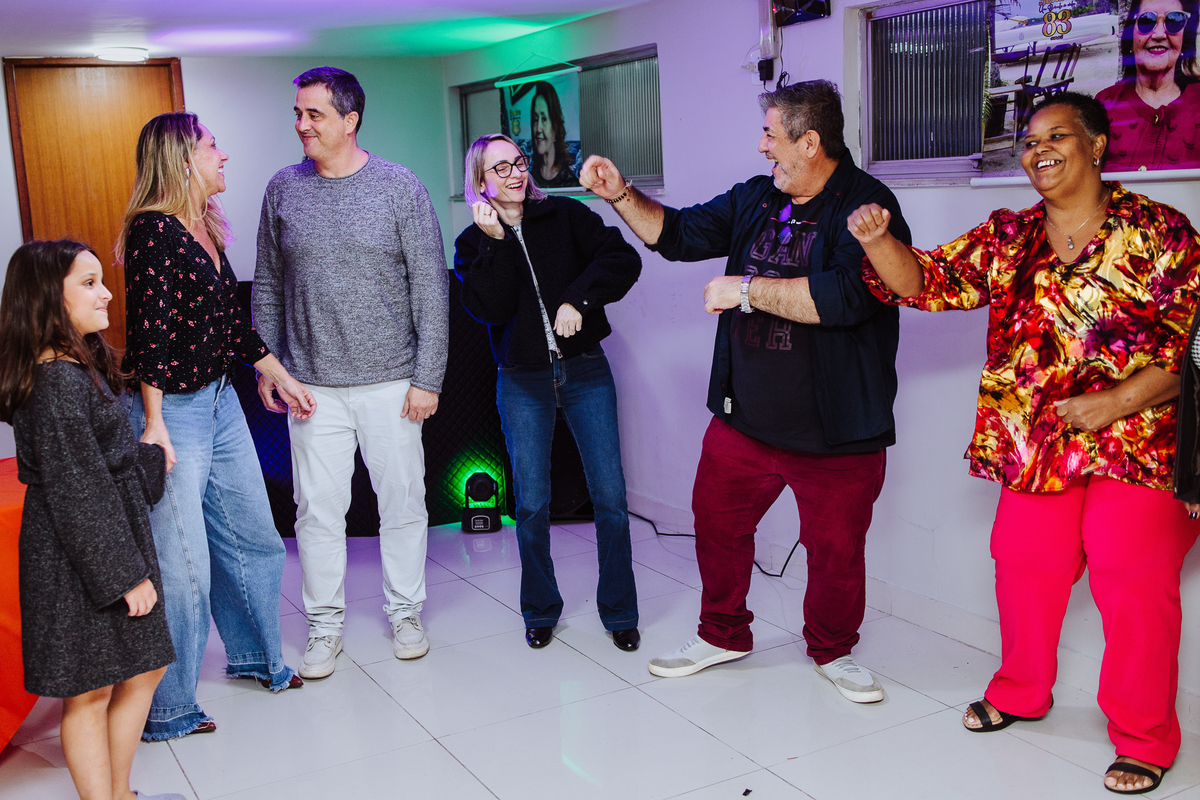 Fotógrafo de aniversário em Niterói registrando festa de 83 anos da Sandra.