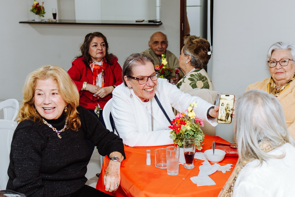 Fotógrafo de aniversário em Niterói registrando festa de 83 anos da Sandra.