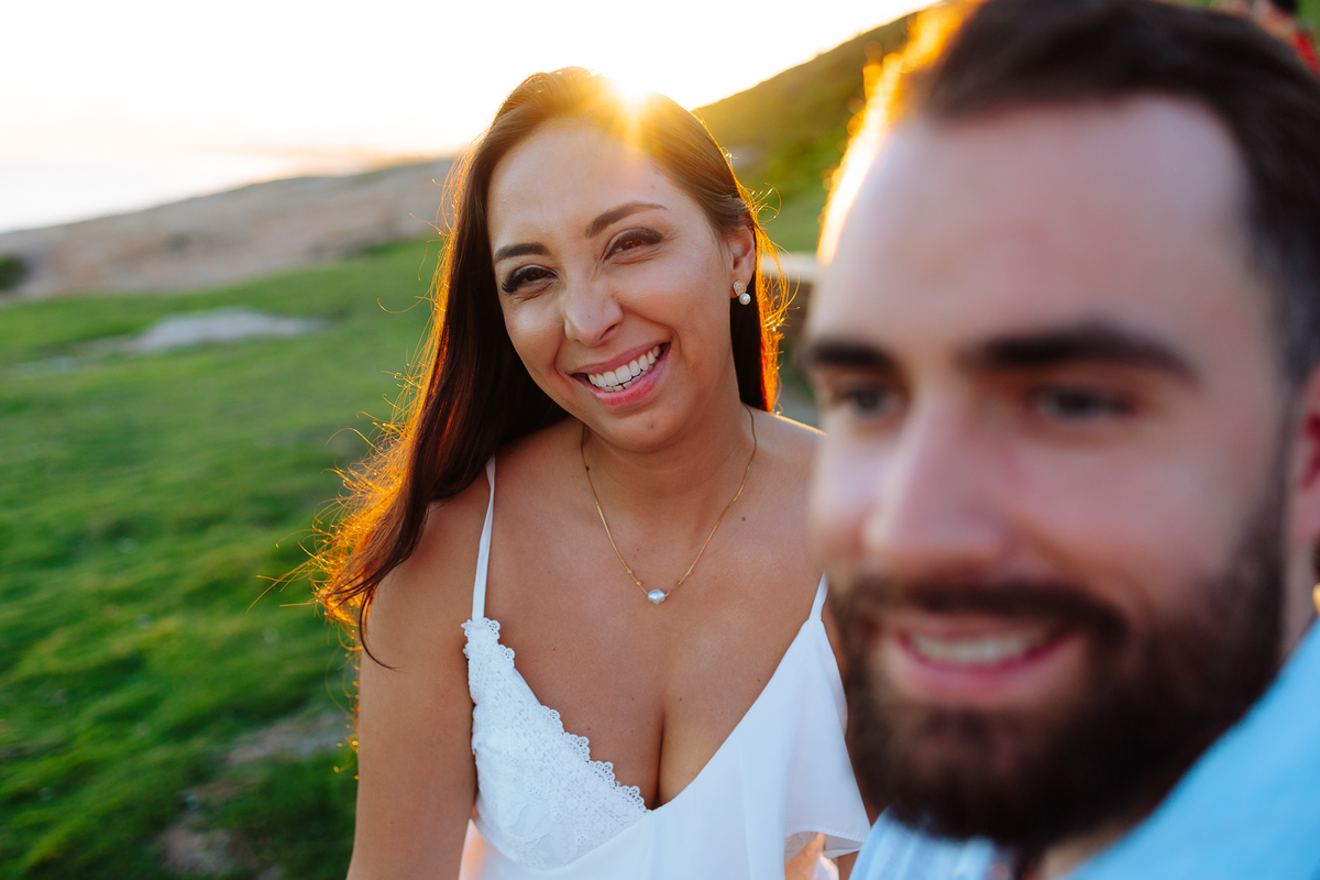 Confira o ensaio pré-wedding de Camila e Gabriel em Saquarema. Um casal de São Paulo que aproveitou a viagem para registrar momentos inesquecíveis na praia.