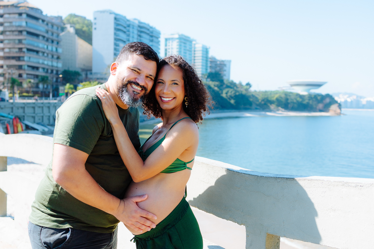 Casal celebrando a chegada do bebê em ensaio gestante em Niterói.