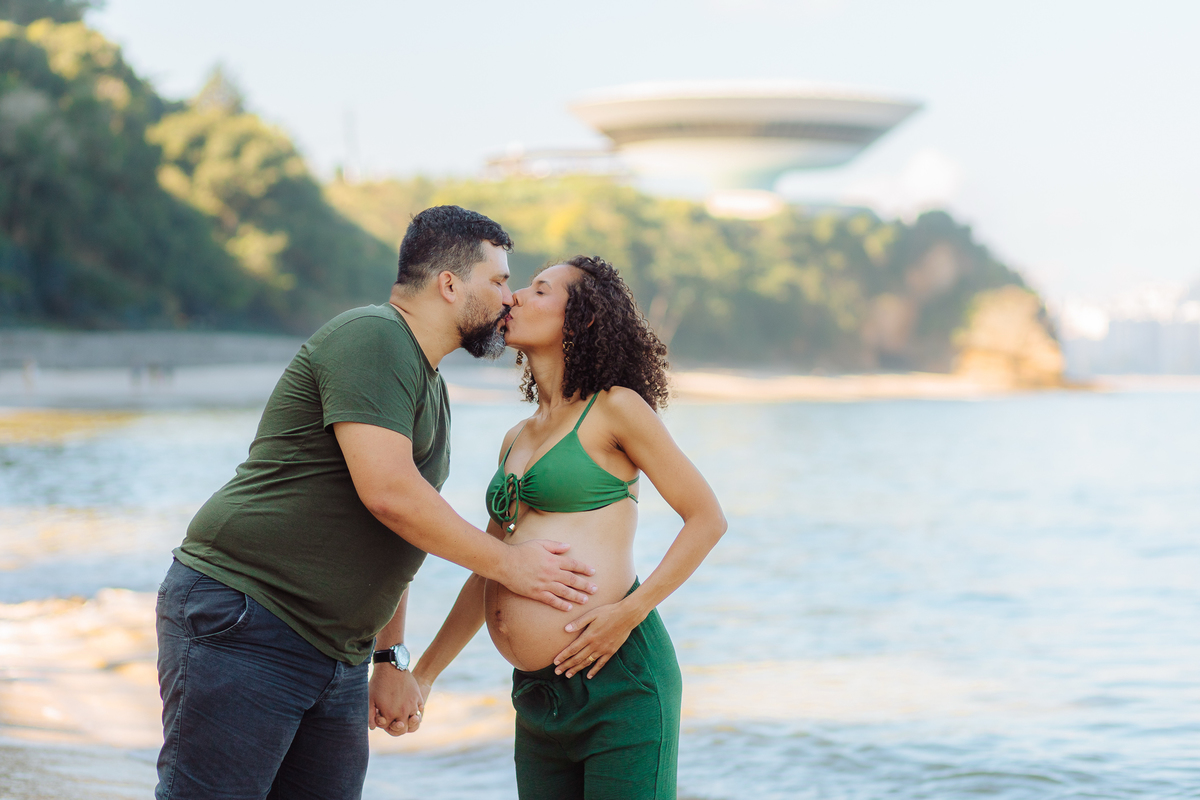 Casal esperando o primeiro filho em ensaio fotográfico na Boa Viagem.