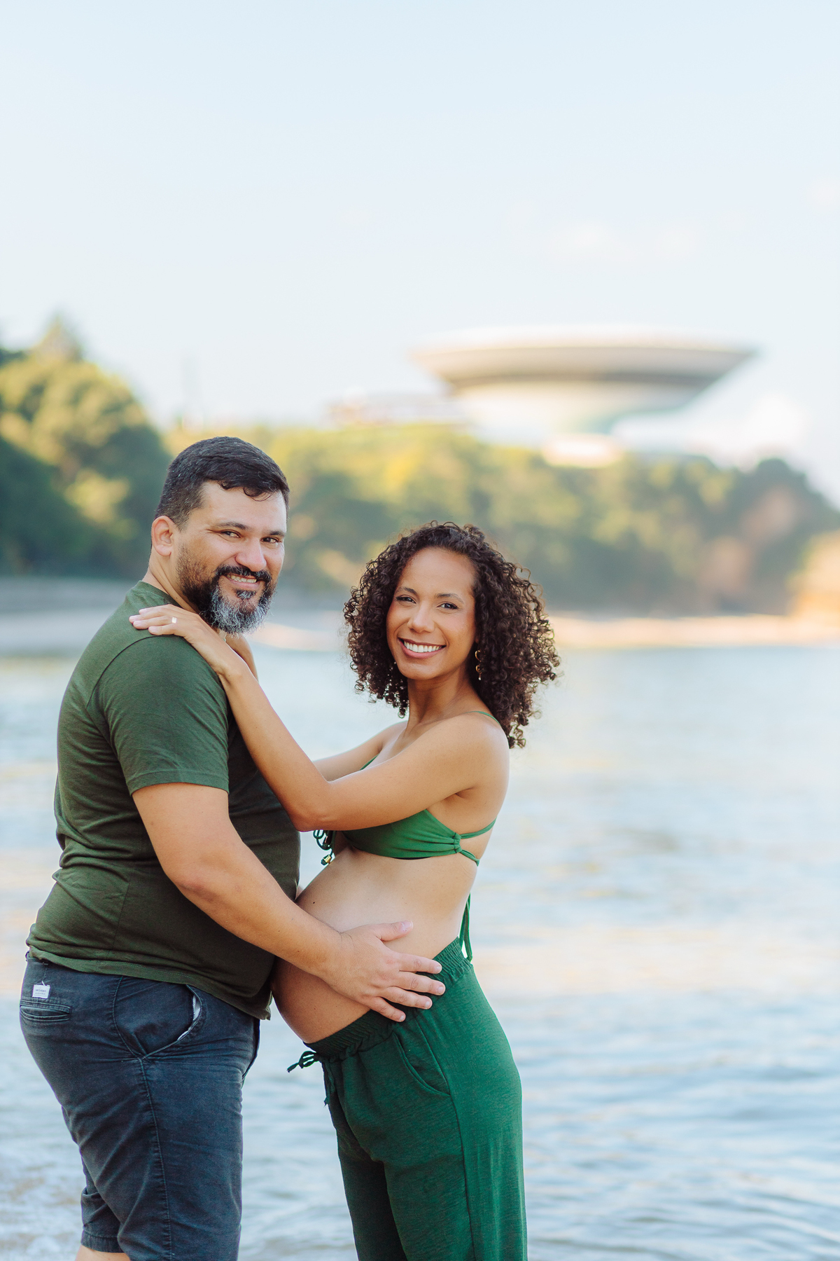 Casal esperando o primeiro filho em ensaio fotográfico na Boa Viagem.