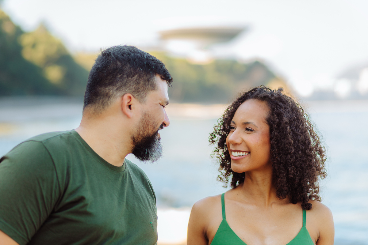 Casal esperando o primeiro filho em ensaio fotográfico na Boa Viagem.