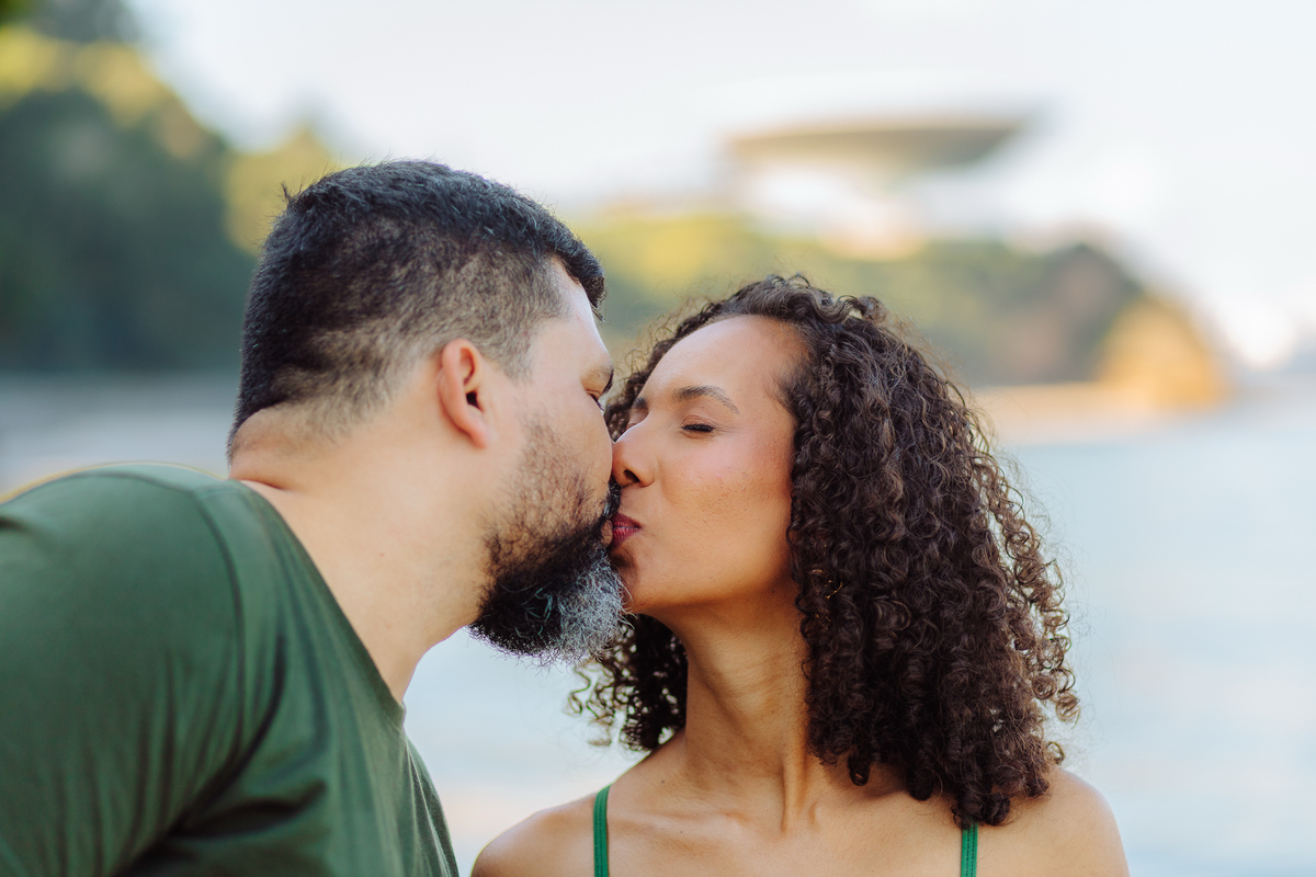 Casal esperando o primeiro filho em ensaio fotográfico na Boa Viagem.