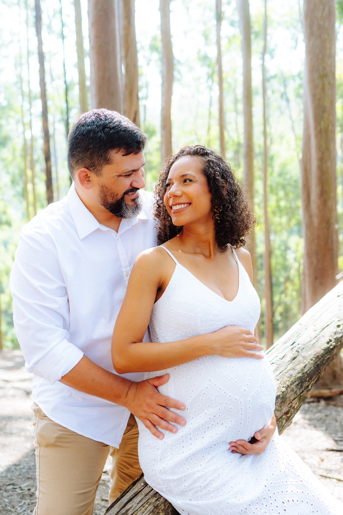 Vivian e Miguel durante ensaio gestante no Bosque dos Eucaliptos, em Niterói.