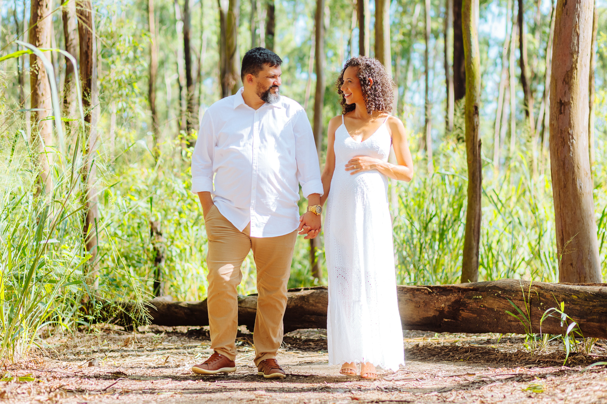 Vivian e Miguel durante ensaio gestante no Bosque dos Eucaliptos, em Niterói.