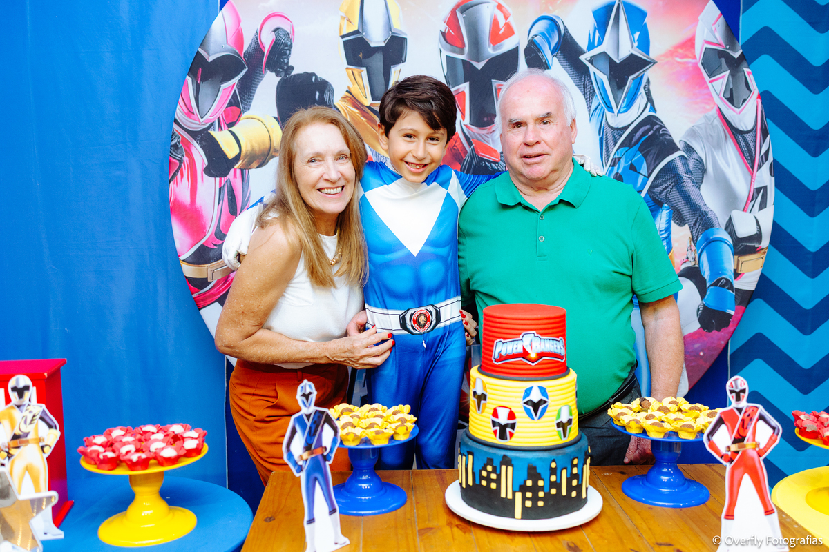 Família e amigos reunidos em festa infantil