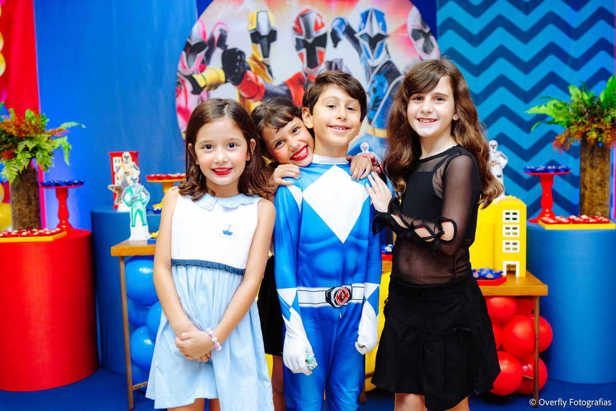 Família e amigos reunidos em festa infantil