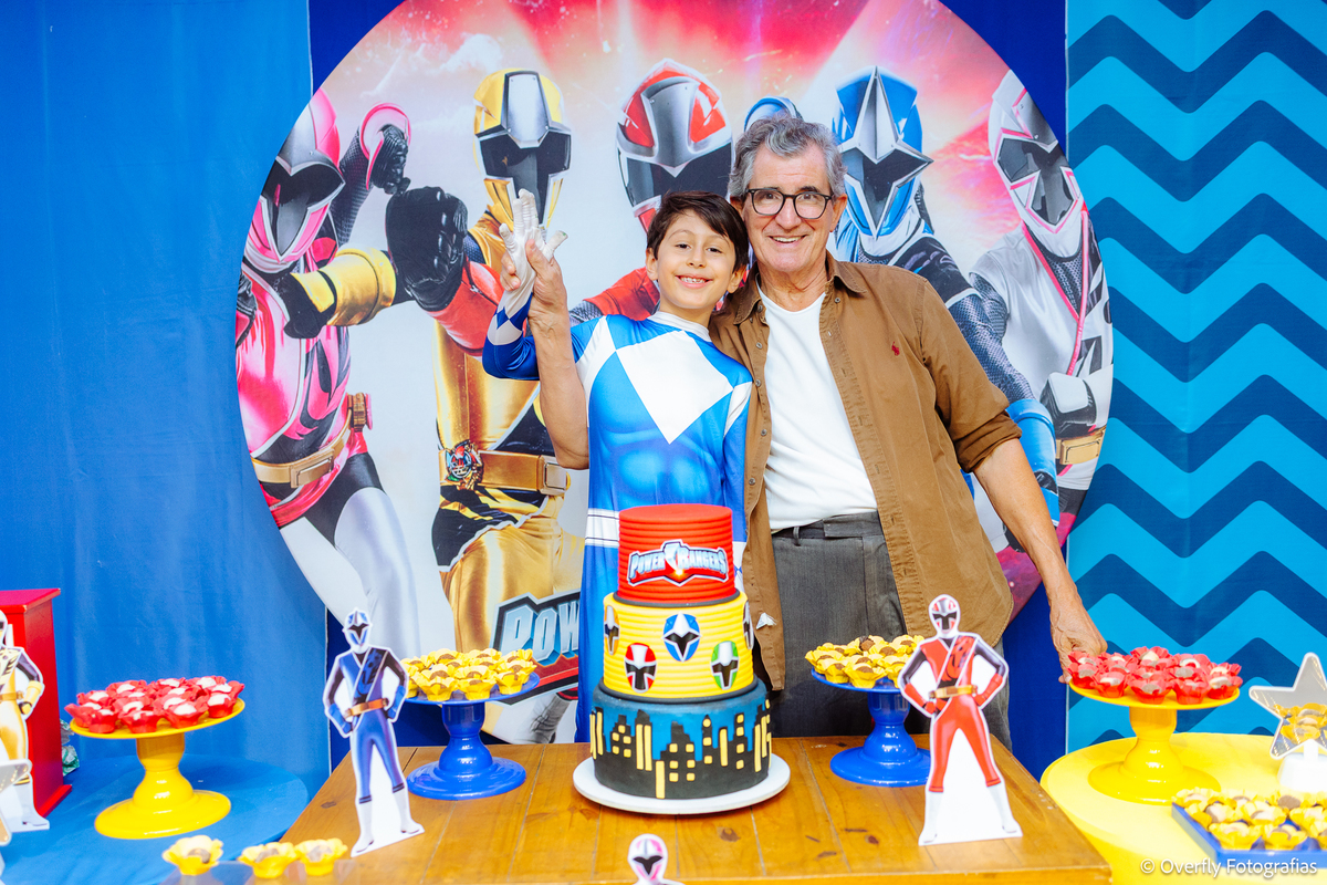 Família e amigos reunidos em festa infantil