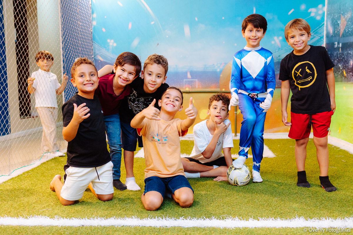 Família e amigos reunidos em festa infantil
