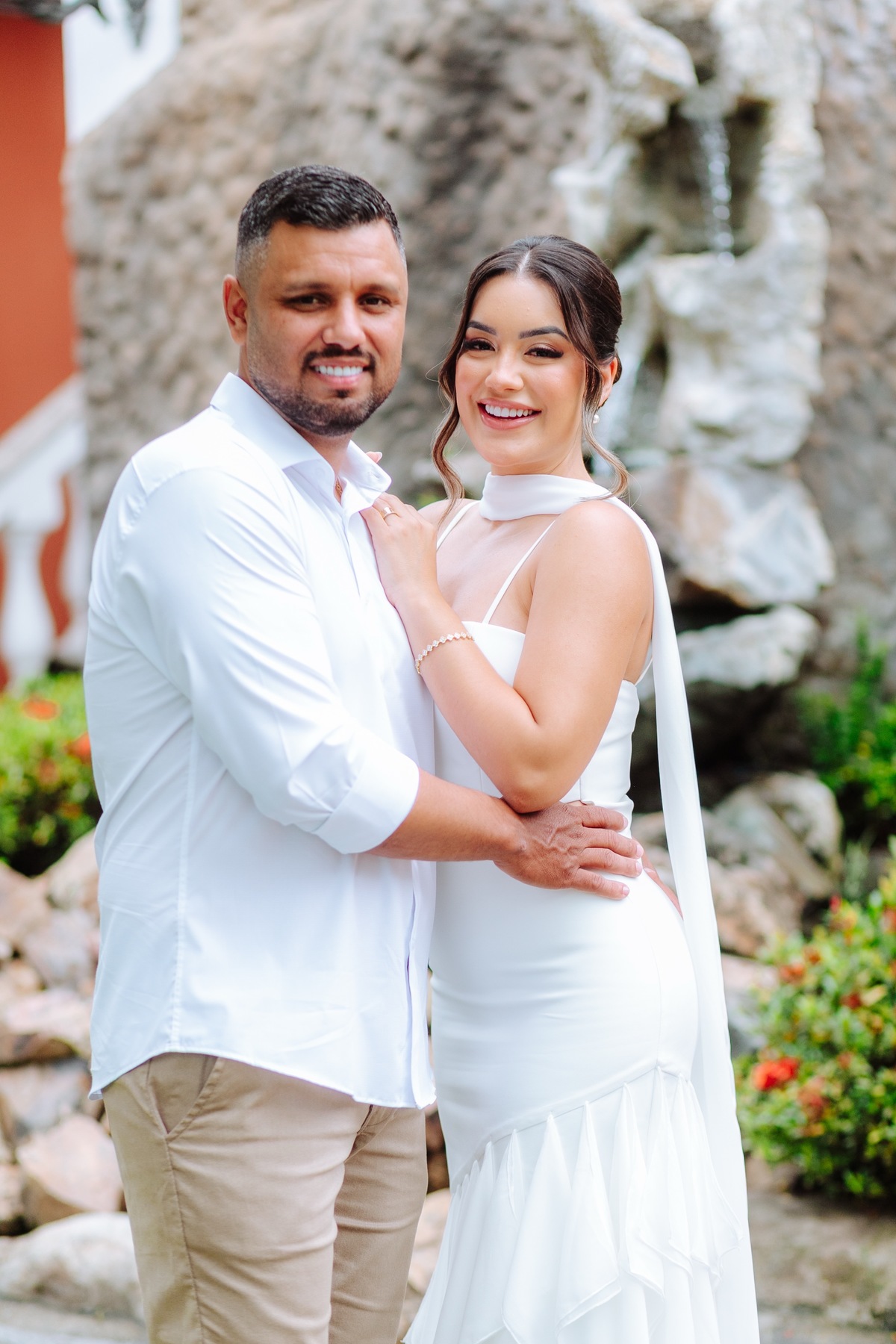 Ensaio fotográfico de casal após o casamento civil em Itaboraí, com retratos românticos dos noivos.