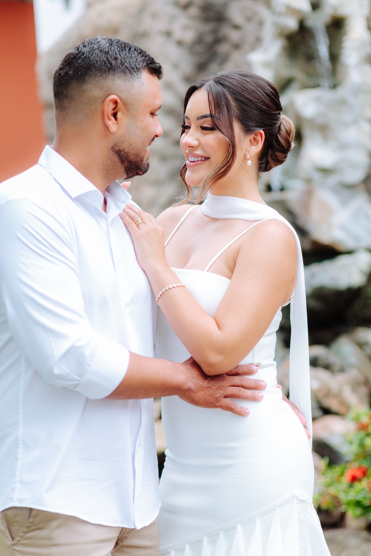 Ensaio fotográfico de casal após o casamento civil em Itaboraí, com retratos românticos dos noivos.