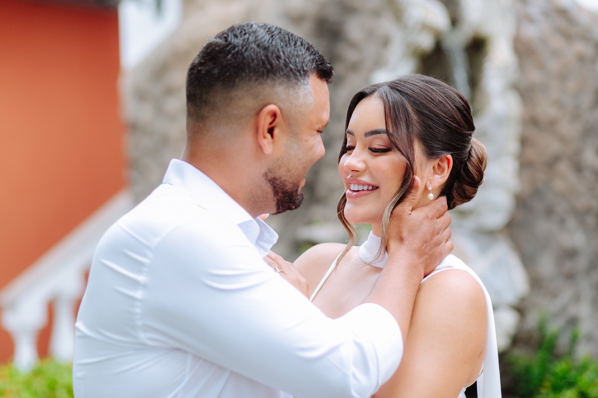 Ensaio fotográfico de casal após o casamento civil em Itaboraí, com retratos românticos dos noivos.