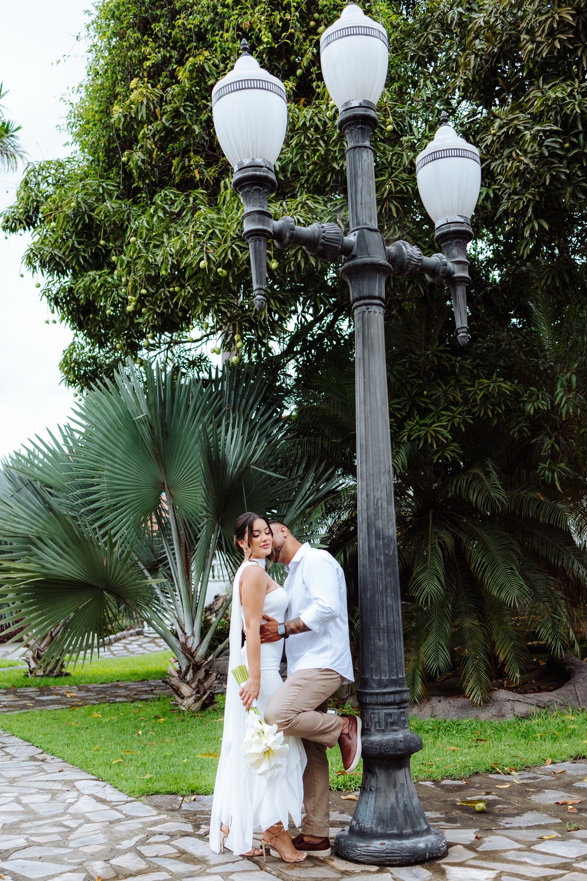 Ensaio fotográfico de casal após o casamento civil em Itaboraí, com retratos românticos dos noivos.