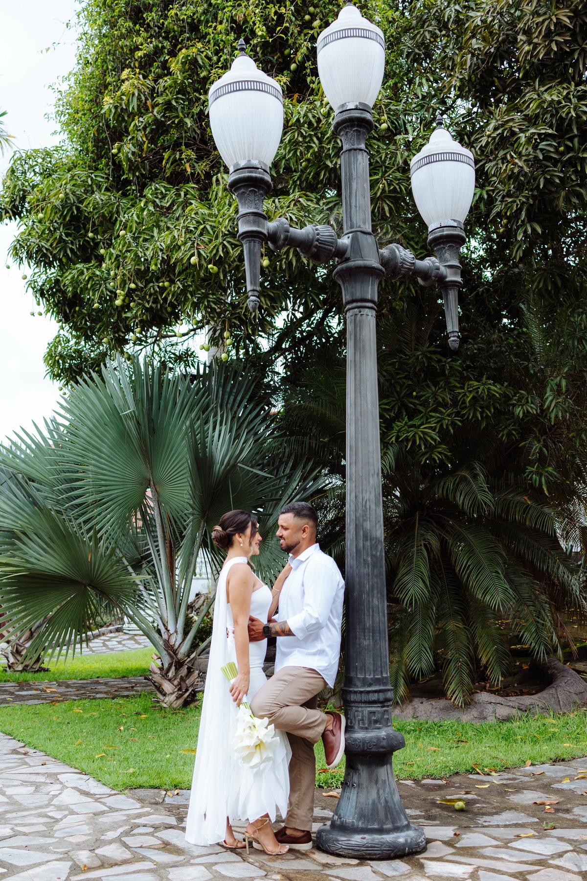 Ensaio fotográfico de casal após o casamento civil em Itaboraí, com retratos românticos dos noivos.
