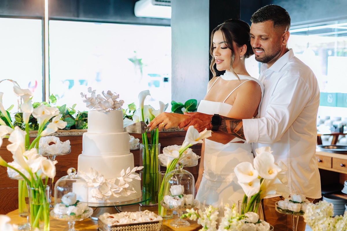 Fotógrafo registra os noivos com familiares durante a recepção do casamento civil Itaboraí - RJ